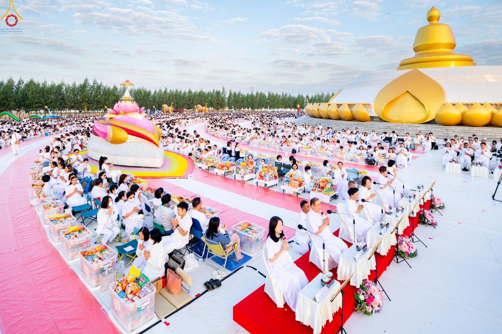 ภาพ No.302521:วันที่ 24 มกราคม พ.ศ. 2569 พิธีตักบาตรพระธรรมยาตรา ณ อนุสรณ์สถานลำดับที่ 5 สถานที่เผยแผ่วิชชาธรรมกายครั้งแรก อนุสรณ์สถานบางปลา วัดบางปลา อำเภอบางเลน จังหวัดนครปฐม ในโครงการธรรมยาตรา กตัญญูบูชา มหาปูชนียาจารย์ พระมงคลเทพมุนี(สด จนฺทสโร) พระผู้ปราบมาร อนุส