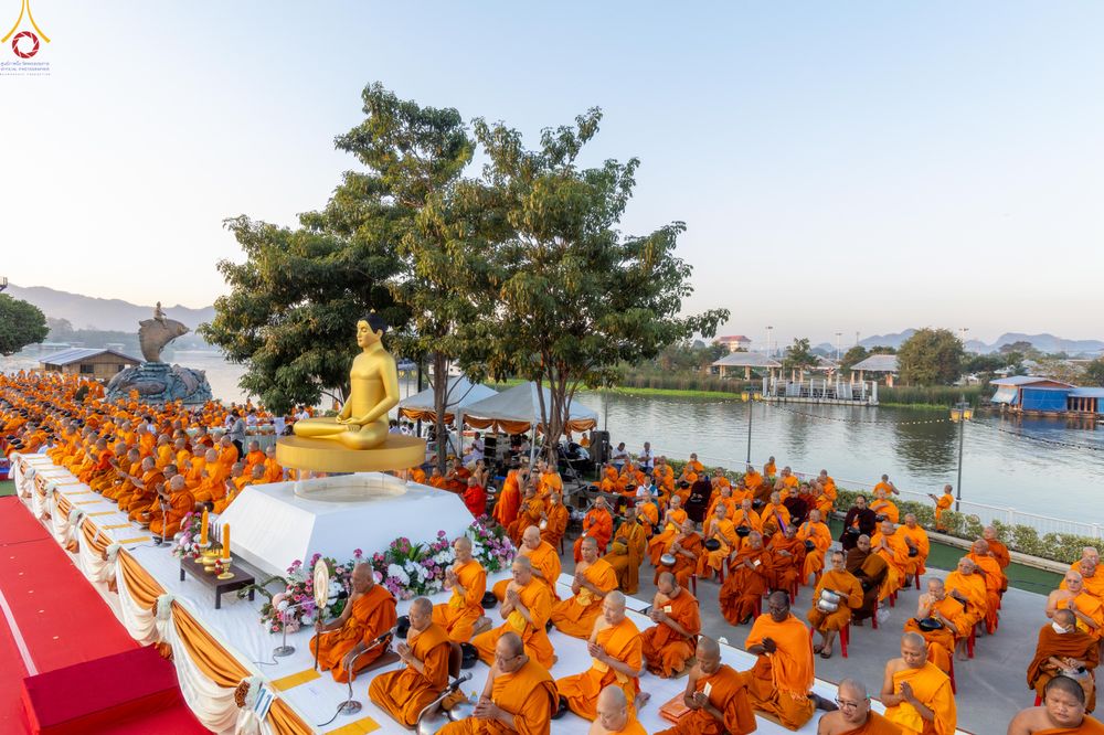 ภาพ No.282609:วันเสาร์ที่ 20 ธันวาคม พ.ศ.2568 พิธีตักบาตรพระ 10,000 รูป (ชุด 2) เนื่องในโอกาส 194 ปี จังหวัดกาญจนบุรี และอุทิศส่วนกุศลให้แด่บรรพชนทั้งหลาย บริเวณถนนสองแคว (Skywalk) เมืองกาญจนบุรี