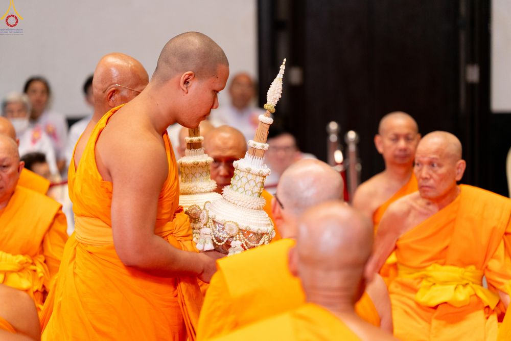 ภาพ No.330855:วันวิสาขบูชา อาทิตย์ที่ 31 พฤษภาคม พ.ศ.2569 พิธีบรรพชาสามเณรอุบาสก 11 ท่าน , พิธีถวายบาตรผ้าไตร และจตุปัจจัยไทยธรรม แด่สามเณร , พิธีอุปสมบทอุทิศชีวิต , พิธีกล่าวคำกัปปิยภัณฑ์  ณ อุโบสถพระไตรปิฎก วัดพระธรรมกาย จังหวัดปทุมธานี