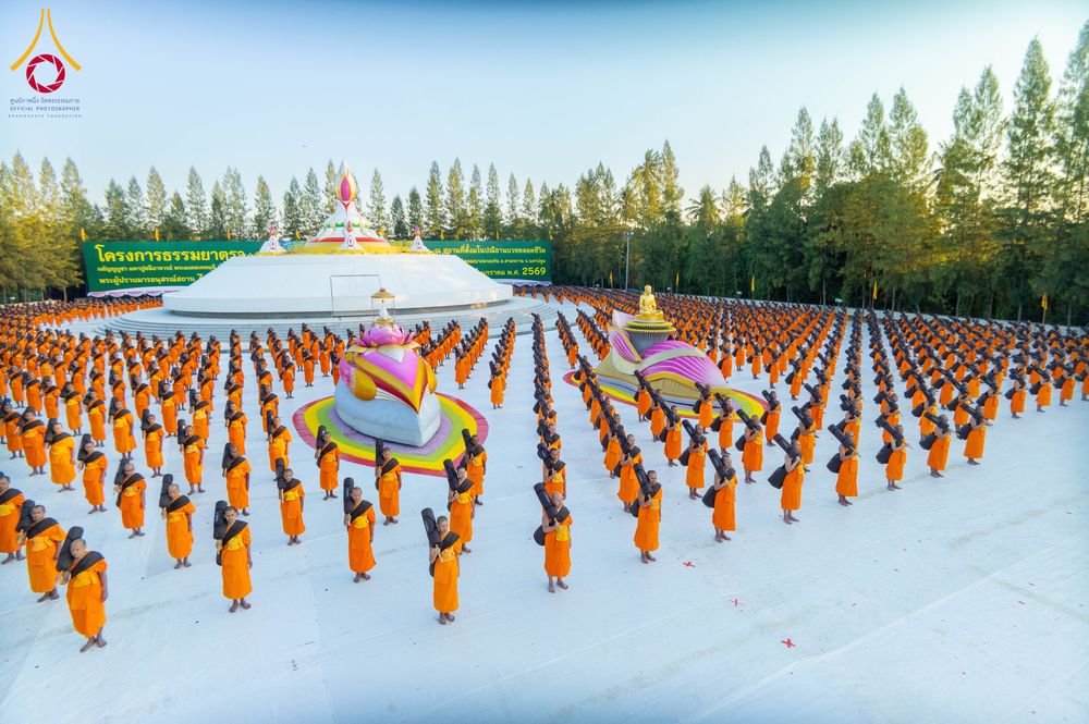 ภาพ No.290677:วันที่ 8 มกราคม พ.ศ. 2569 พระธรรมยาตราปฏิบัติธรรม และถ่ายภาพหมู่ประวัติศาสตร์ ในโครงการธรรมยาตรา กตัญญูบูชามหาปูชนียาจารย์ พระมงคลเทพมุนี(สด จนฺทสโร) พระผู้ปราบมาร อนุสรณ์สถาน 7 แห่ง ปีที่ 14 ณ อนุสรณ์สถานคลองบางนางแท่น อ.สามพราน จ.นครปฐม