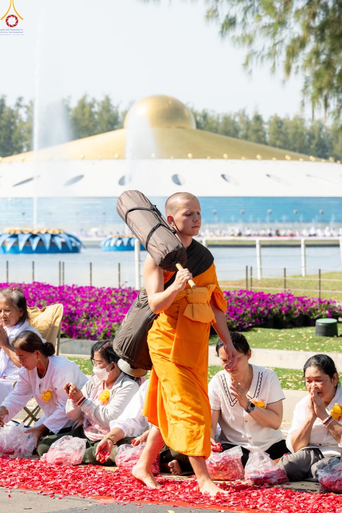 ภาพ No.304762:วันที่ 25 มกราคม พ.ศ. 2569 พิธีต้อนรับพระธรรมยาตรา (ภาพชุดที่ 2) รร.สามัคคีราษฏร์บำรุง-วัดพระธรรมกาย ในโครงการธรรมยาตรา กตัญญูบูชา มหาปูชนียาจารย์ พระมงคลเทพมุนี(สด จนฺทสโร) พระผู้ปราบมาร อนุสรณ์สถาน 7 แห่ง ปีที่ 14