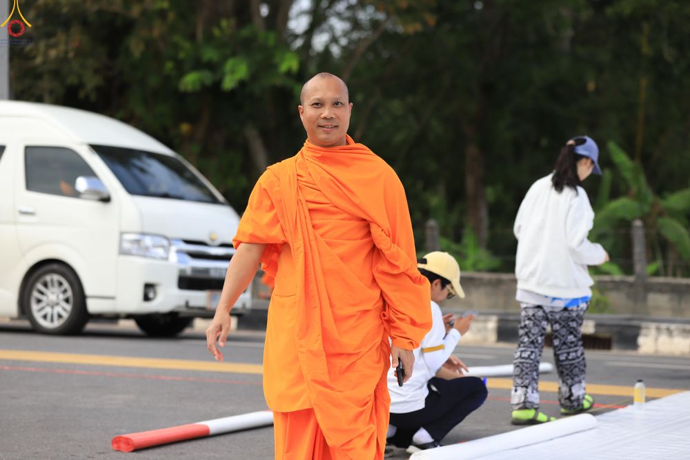 ภาพ No.280848:วันที่ 27 ธันวาคม พ.ศ.2568 คณะสงฆ์และเจ้าหน้าที่ทุกสังกัด ช่วยกันเตรียมงานตักบาตรพระ 1,000 รูป จ.สตูล