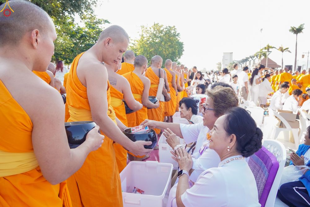 ภาพ No.282769:วันเสาร์ที่ 20 ธันวาคม พ.ศ.2568 พิธีตักบาตรพระ 10,000 รูป (ชุด 2) เนื่องในโอกาส 194 ปี จังหวัดกาญจนบุรี และอุทิศส่วนกุศลให้แด่บรรพชนทั้งหลาย บริเวณถนนสองแคว (Skywalk) เมืองกาญจนบุรี