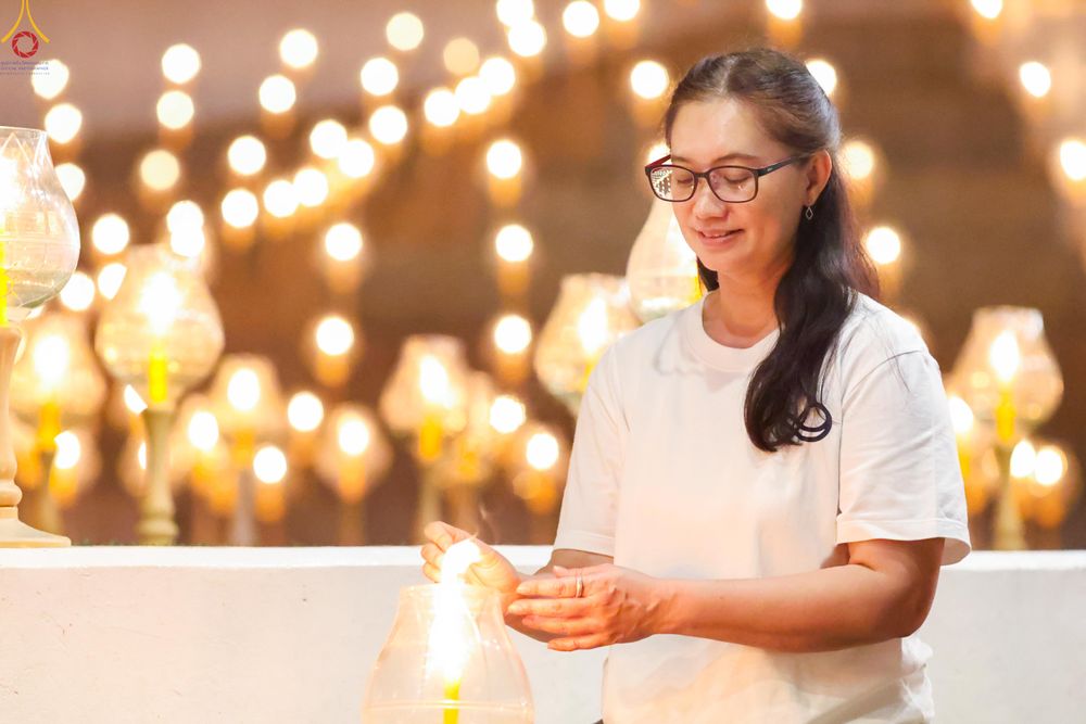 ภาพ No.290151:วันที่ 6 มกราคม พ.ศ. 2569 พิธีจุดประทีปถวายเป็นพุทธบูชา และบูชาธรรมมหาปูชนียาจารย์ (ภาพชุดที่ 2) ณ อนุสรณ์สถานมหาวิหารพระมงคลเทพมุนี (โลตัสแลนด์) อ.สองพี่น้อง จ.สุพรรณบุรี ในโครงการธรรมยาตรา กตัญญูบูชา มหาปูชนียาจารย์ พระมงคลเทพมุนี(สด จนฺทสโร) พระผู้ปรา