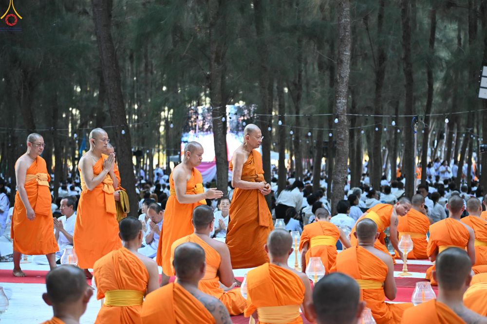 ภาพ No.289093:วันที่ 6 มกราคม พ.ศ. 2569 พิธีจุดประทีปถวายเป็นพุทธบูชา และบูชาธรรมมหาปูชนียาจารย์ ณ อนุสรณ์สถานมหาวิหารพระมงคลเทพมุนี (โลตัสแลนด์) อ.สองพี่น้อง จ.สุพรรณบุรี ในโครงการธรรมยาตรา กตัญญูบูชา มหาปูชนียาจารย์ พระมงคลเทพมุนี(สด จนฺทสโร) พระผู้ปราบมาร อนุสรณ์สถ