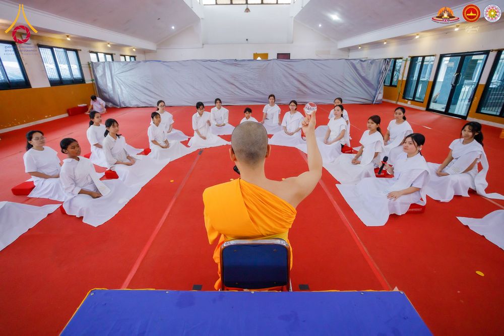 ภาพ No.283560:วันอาทิตย์ที่ 21 ธันวาคม  2568 พิธีบิณฑบาตฉลองสามเณรใหม่ ประเทศอินโดนีเซีย