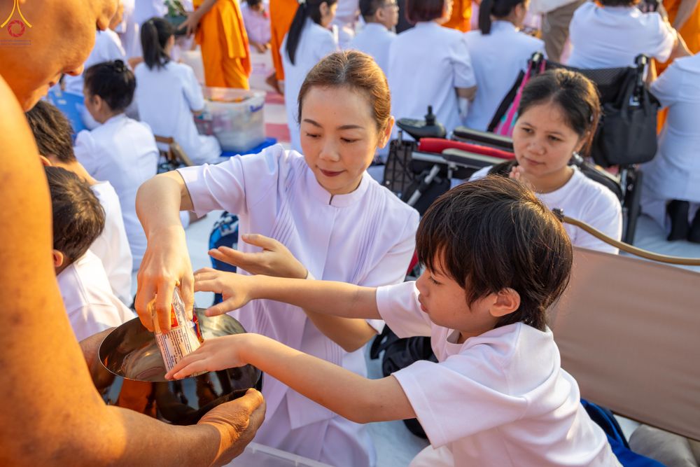 ภาพ No.279883:วันที่ 1 มกราคม พ.ศ.2569 พิธีตักบาตรในวันขึ้นปีใหม่ ณ ลานธรรม วัดพระธรรมกาย