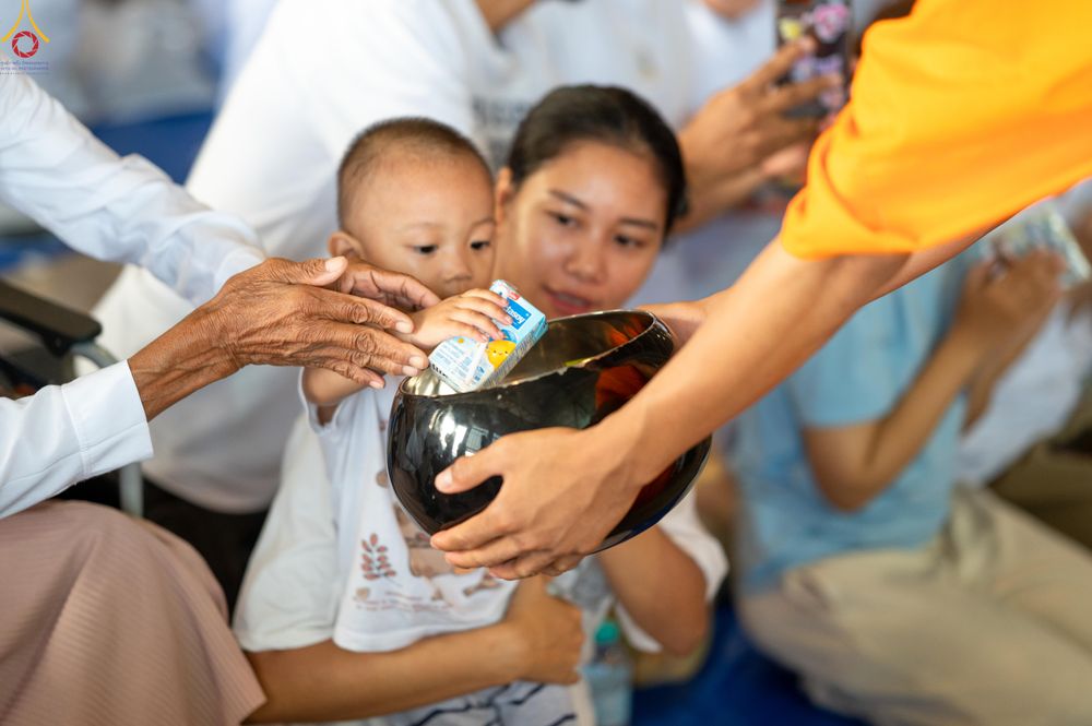 ภาพ No.318222:วันอาทิตย์ต้นเดือนที่ 5 เมษายน พ.ศ.2569 พิธีตักบาตร ณ บ้านแก้วเรือนทองคุณยายอาจารย์ฯ วัดพระธรรมกาย