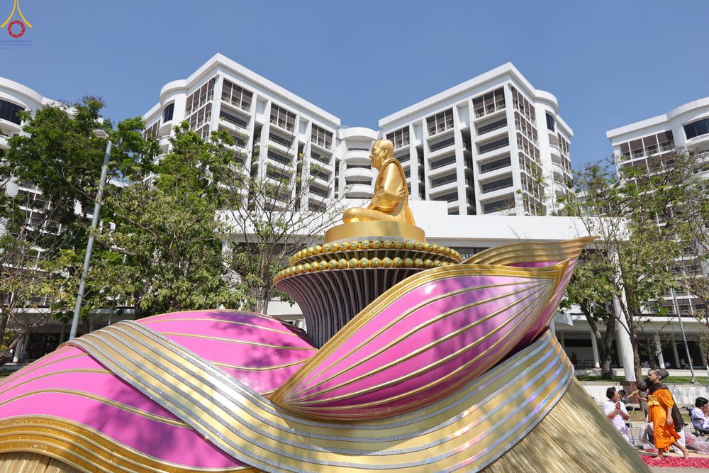 ภาพ No.304549:วันที่ 25 มกราคม พ.ศ. 2569 พิธีต้อนรับพระธรรมยาตรา (ภาพชุดที่ 2) รร.สามัคคีราษฏร์บำรุง-วัดพระธรรมกาย ในโครงการธรรมยาตรา กตัญญูบูชา มหาปูชนียาจารย์ พระมงคลเทพมุนี(สด จนฺทสโร) พระผู้ปราบมาร อนุสรณ์สถาน 7 แห่ง ปีที่ 14