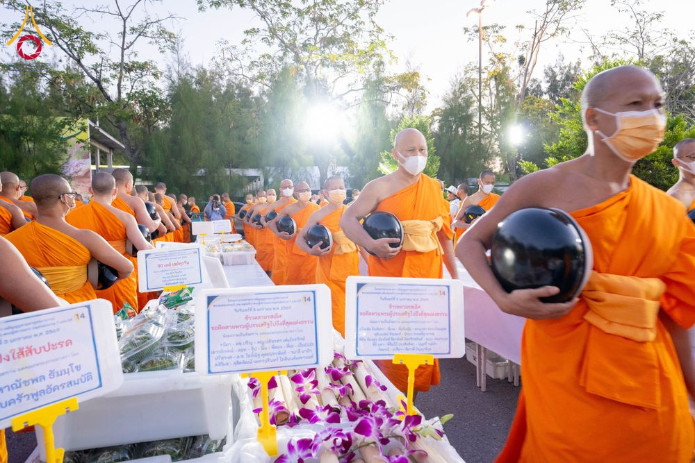 ภาพ No.288362:วันที่ 5 มกราคม พ.ศ. 2569 พิธีถวายภัตตาหารเป็นสังฆทาน แด่พระธรรมยาตรา ในโครงการธรรมยาตรา กตัญญูบูชา มหาปูชนียาจารย์ พระมงคลเทพมุนี(สด จนฺทสโร) พระผู้ปราบมาร อนุสรณ์สถาน 7 แห่ง ปีที่ 14 ณ อนุสรณ์สถานมหาวิหารพระมงคลเทพมุนี (โลตัสแลนด์) อ.สองพี่น้อง จ.สุพรร