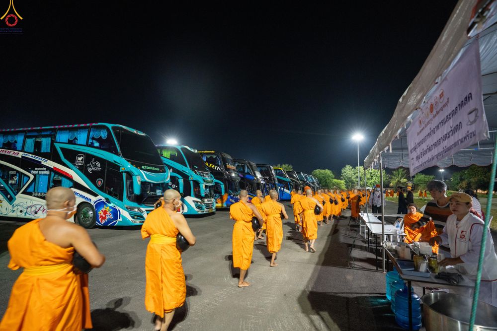 ภาพ No.282539:วันเสาร์ที่ 20 ธันวาคม พ.ศ.2568 พิธีตักบาตรพระ 10,000 รูป (ชุด 2) เนื่องในโอกาส 194 ปี จังหวัดกาญจนบุรี และอุทิศส่วนกุศลให้แด่บรรพชนทั้งหลาย บริเวณถนนสองแคว (Skywalk) เมืองกาญจนบุรี