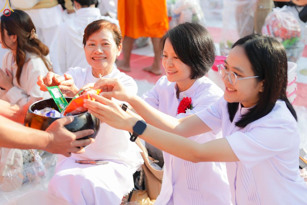 ภาพ No.292456:วันที่ 11 มกราคม พ.ศ. 2569 พิธีตักบาตรพระธรรมยาตรา ณ อนุสรณ์สถานคลองบางนางแท่น อ.สามพราน จ.นครปฐม ในโครงการธรรมยาตรา กตัญญูบูชา มหาปูชนียาจารย์ พระมงคลเทพมุนี(สด จนฺทสโร) พระผู้ปราบมาร อนุสรณ์สถาน 7 แห่ง ปีที่ 14