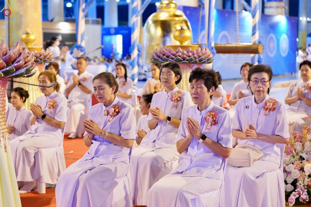 ภาพ No.331018:วันวิสาขบูชา อาทิตย์ที่ 31 พฤษภาคม พ.ศ.2569 พิธีจุดวิสาขประทีป , พิธีเวียนประทักษิณ  รอบพระมหาธรรมกายเจดีย์  และพิธีฉลองชัยสวดมนต์บทธัมมจักกัปปวัตนสูตร  ครบ 8,415,000,000 จบ ณ วัดพระธรรมกาย