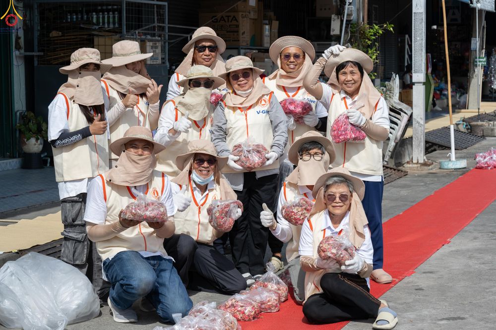 ภาพ No.296227:ภาพเบื้องหลังอาสาสมัครรวมใจ ชุดที่ 2 ในโครงการธรรมยาตรา กตัญญูบูชา มหาปูชนียาจารย์ พระมงคลเทพมุนี(สด จนฺทสโร) พระผู้ปราบมาร อนุสรณ์สถาน 7 แห่ง ปีที่ 14