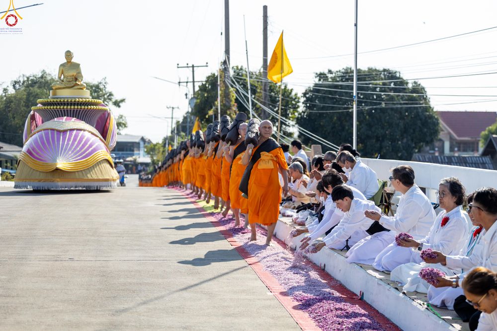 ภาพ No.292869:วันที่ 11 มกราคม พ.ศ. 2569 พิธีต้อนรับพระธรรมยาตรา ณ อนุสรณ์สถานลำดับที่ 3 สถานที่เกิดในเพศสมณะ วัดสองพี่น้อง อำเภอสองพี่น้อง จังหวัดสุพรรณบุรี ในโครงการธรรมยาตรา กตัญญูบูชา มหาปูชนียาจารย์ พระมงคลเทพมุนี(สด จนฺทสโร) พระผู้ปราบมาร อนุสรณ์สถาน 7 แห่ง ปีที