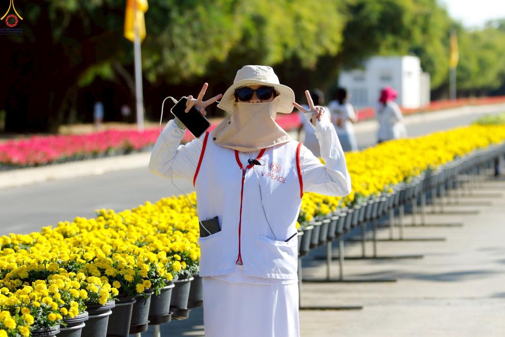 ภาพ No.296004:ภาพเบื้องหลังอาสาสมัครรวมใจ ชุดที่ 1 ในโครงการธรรมยาตรา กตัญญูบูชา มหาปูชนียาจารย์ พระมงคลเทพมุนี(สด จนฺทสโร) พระผู้ปราบมาร อนุสรณ์สถาน 7 แห่ง ปีที่ 14