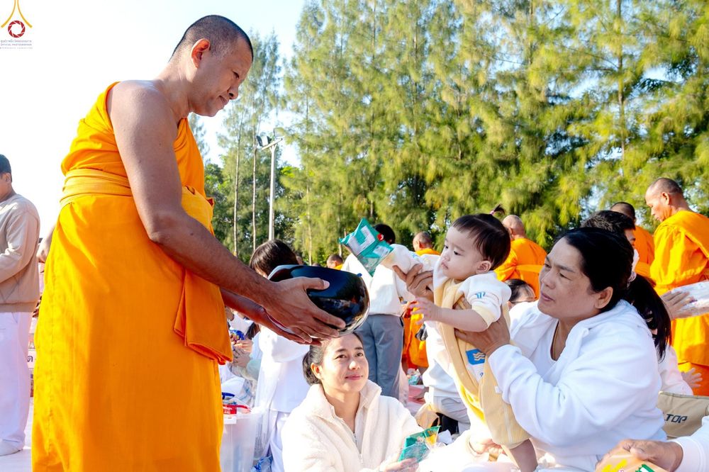 ภาพ No.292443:วันที่ 11 มกราคม พ.ศ. 2569 พิธีตักบาตรพระธรรมยาตรา ณ อนุสรณ์สถานคลองบางนางแท่น อ.สามพราน จ.นครปฐม ในโครงการธรรมยาตรา กตัญญูบูชา มหาปูชนียาจารย์ พระมงคลเทพมุนี(สด จนฺทสโร) พระผู้ปราบมาร อนุสรณ์สถาน 7 แห่ง ปีที่ 14
