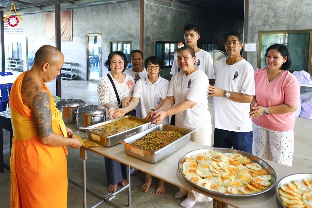 ภาพ No.320949:วันเสาร์ที่ 11 เมษายน พ.ศ.2569 พิธีตักบาตรฉลองสามเณรใหม่ ณ ศูนย์อบรมเยาวชนนครปฐม