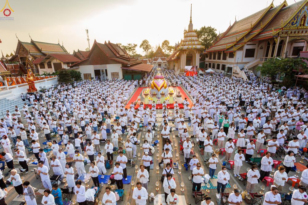 ภาพ No.296857:วันที่ 17 มกราคม พ.ศ. 2569 พิธีจุดประทีปถวายเป็นพุทธบูชา และบูชาธรรมมหาปูชนียาจารย์  ณ วัดโบสถ์บน ต.บางคูเวียง จ.นนทบุรี อนุสรณ์สถานลำดับที่ 4 สถานที่เกิดด้วยกายธรรม ในโครงการธรรมยาตรา กตัญญูบูชา มหาปูชนียาจารย์ พระมงคลเทพมุนี(สด จนฺทสโร) พระผู้ปราบมาร อ