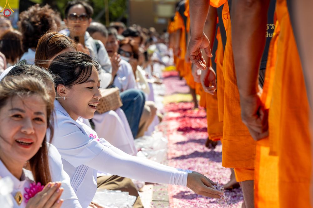 ภาพ No.304822:วันที่ 25 มกราคม พ.ศ. 2569 พิธีต้อนรับพระธรรมยาตรา (ภาพชุดที่ 2) รร.สามัคคีราษฏร์บำรุง-วัดพระธรรมกาย ในโครงการธรรมยาตรา กตัญญูบูชา มหาปูชนียาจารย์ พระมงคลเทพมุนี(สด จนฺทสโร) พระผู้ปราบมาร อนุสรณ์สถาน 7 แห่ง ปีที่ 14