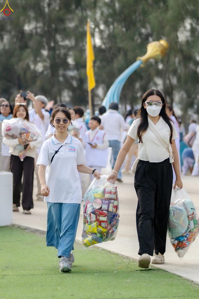 ภาพ No.302748:วันที่ 24 มกราคม พ.ศ. 2569 พิธีตักบาตรพระธรรมยาตรา(ภาพชุดที่ 2) ณ อนุสรณ์สถานลำดับที่ 5 สถานที่เผยแผ่วิชชาธรรมกายครั้งแรก อนุสรณ์สถานบางปลา วัดบางปลา อำเภอบางเลน จังหวัดนครปฐม ในโครงการธรรมยาตรา กตัญญูบูชา มหาปูชนียาจารย์ พระมงคลเทพมุนี(สด จนฺทสโร) พระผู