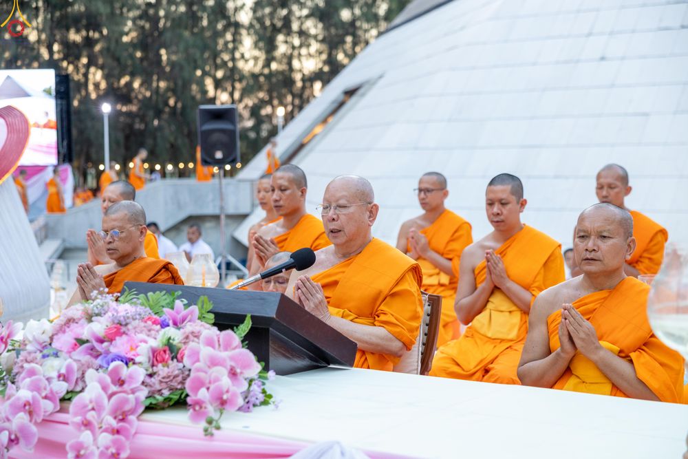 ภาพ No.290116:วันที่ 6 มกราคม พ.ศ. 2569 พิธีจุดประทีปถวายเป็นพุทธบูชา และบูชาธรรมมหาปูชนียาจารย์ (ภาพชุดที่ 2) ณ อนุสรณ์สถานมหาวิหารพระมงคลเทพมุนี (โลตัสแลนด์) อ.สองพี่น้อง จ.สุพรรณบุรี ในโครงการธรรมยาตรา กตัญญูบูชา มหาปูชนียาจารย์ พระมงคลเทพมุนี(สด จนฺทสโร) พระผู้ปรา