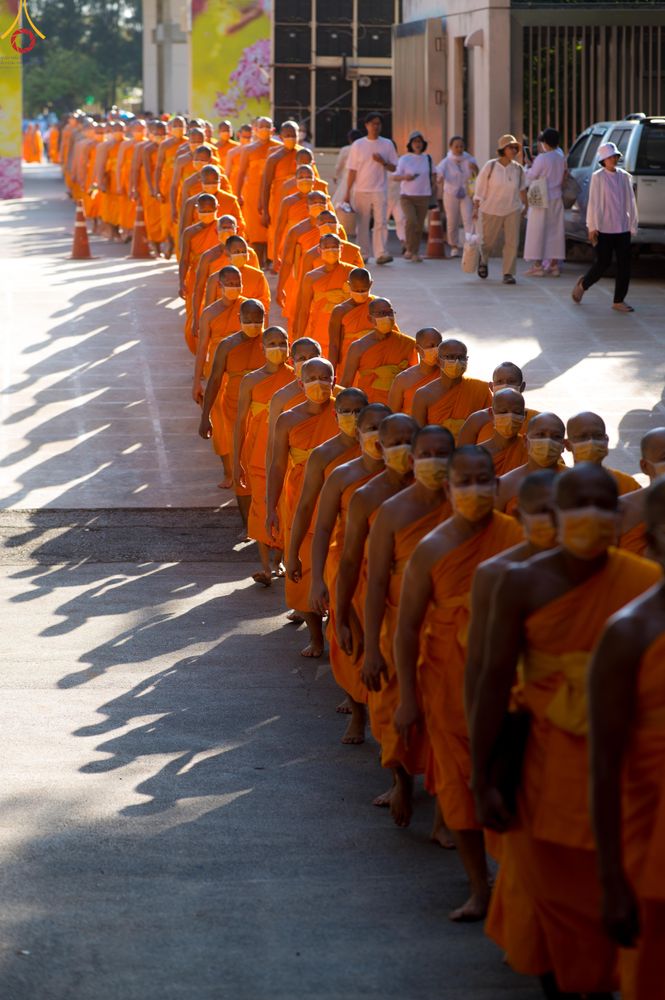 ภาพ No.290002:วันที่ 6 มกราคม พ.ศ. 2569 พิธีจุดประทีปถวายเป็นพุทธบูชา และบูชาธรรมมหาปูชนียาจารย์ (ภาพชุดที่ 2) ณ อนุสรณ์สถานมหาวิหารพระมงคลเทพมุนี (โลตัสแลนด์) อ.สองพี่น้อง จ.สุพรรณบุรี ในโครงการธรรมยาตรา กตัญญูบูชา มหาปูชนียาจารย์ พระมงคลเทพมุนี(สด จนฺทสโร) พระผู้ปรา