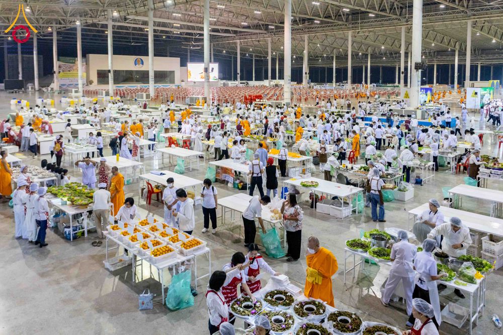 ภาพ No.303526:วันที่ 27 มกราคม พ.ศ. 2569 พิธีถวายภัตตาหารเป็นสังฆทาน แด่พระธรรมยาตรา ณ วัดพระธรรมกาย  จังหวัดปทุมธานี ในโครงการธรรมยาตรา กตัญญูบูชา มหาปูชนียาจารย์ พระมงคลเทพมุนี(สด จนฺทสโร) พระผู้ปราบมาร อนุสรณ์สถาน 7 แห่ง ปีที่ 14