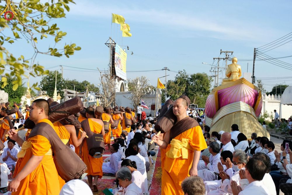 ภาพ No.193425:พิธีต้อนรับพระธรรมยาตรา ณ อนุสรณ์สถาน สถานที่เกิดในเพศสมณะ วัดสองพี่น้อง อำเภอสองพี่น้อง จังหวัดสุพรรณบุรี ในโครงการธรรมยาตรา กตัญญูบูชา มหาปูชนียาจารย์ พระมงคลเทพมุนี(สด จนฺทสโร) พระผู้ปราบมาร อนุสรณ์สถาน 7 แห่ง ปีที่ 13 วันที่ 11 มกราคม พ.ศ. 2568