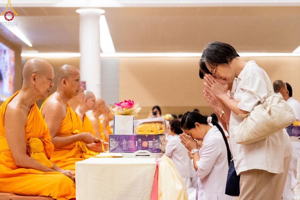 ภาพ No.145402:พิธีถวายผ้าอาบน้ำฝนและประทีปโคมไฟ ณ สภาธรรมกายสากล วัดพระธรรมกาย วันเสาร์ที่ 20 กรกฎาคม พ.ศ. 2567
