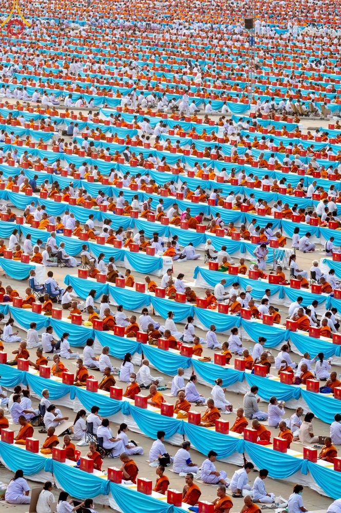 ภาพ No.221727:วันอังคารที่ 22 เมษายน พ.ศ. 2568 ภาพพิธีถวายมหาสังฆทานคณะสงฆ์ 40,000 กว่าวัดทั่วประเทศ เนื่องในวันคุ้มครองโลก ชุดที่ 2 (ปลื้มให้สมการรอคอย) ณ ลานธรรมพระมหาธรรมกายเจดีย์ วัดพระธรรมกาย