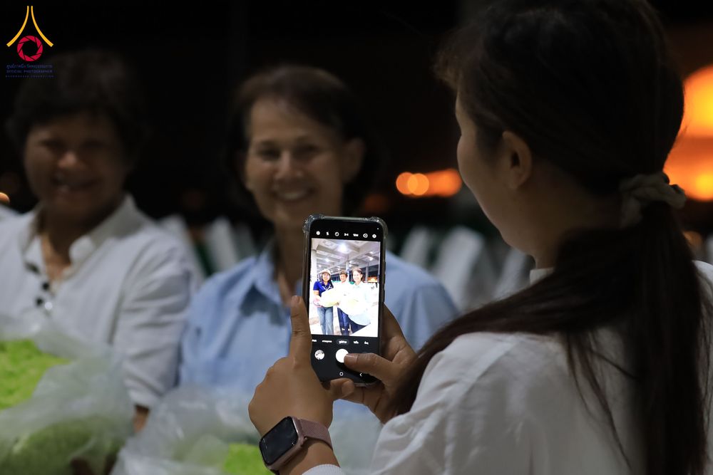 ภาพ No.303320:วันที่ 15-21 มกราคม พ.ศ.2569 ปลิดกลีบดอกเบญจทรัพย์ เพื่อโปรยต้อนรับพระธรรมยาตรา ในโครงการธรรมยาตรา กตัญญูบูชา มหาปูชนียาจารย์ พระมงคลเทพมุนี(สด จนฺทสโร) พระผู้ปราบมาร อนุสรณ์สถาน 7 แห่ง ปีที่ 14 ณ วิหารคด วัดพระธรรมกาย