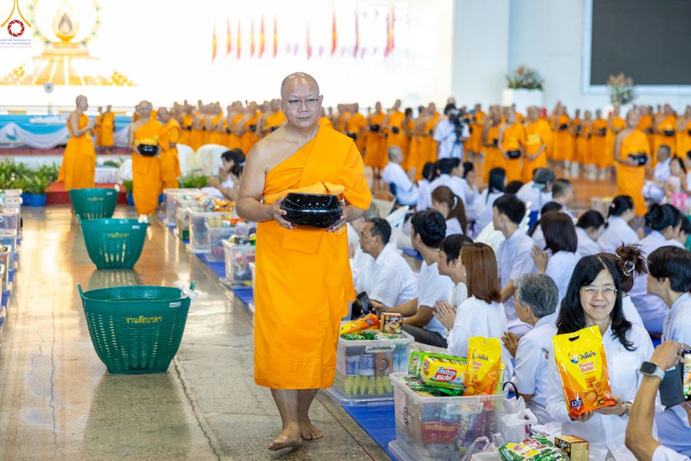 ภาพ No.311333:วันอาทิตย์ต้นเดือนที่ 1 มีนาคม พ.ศ.2569 พิธีตักบาตร และ พิธีบูชาข้าวพระ ณ สภาธรรมกายสากล วัดพระธรรมกาย