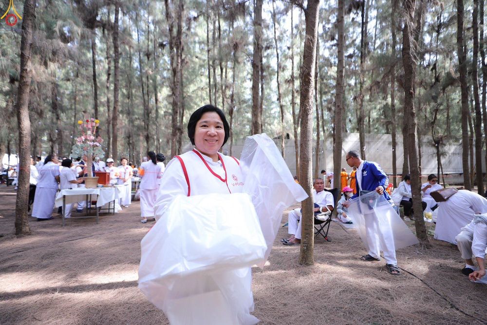 ภาพ No.296279:ภาพเบื้องหลังอาสาสมัครรวมใจ ชุดที่ 2 ในโครงการธรรมยาตรา กตัญญูบูชา มหาปูชนียาจารย์ พระมงคลเทพมุนี(สด จนฺทสโร) พระผู้ปราบมาร อนุสรณ์สถาน 7 แห่ง ปีที่ 14