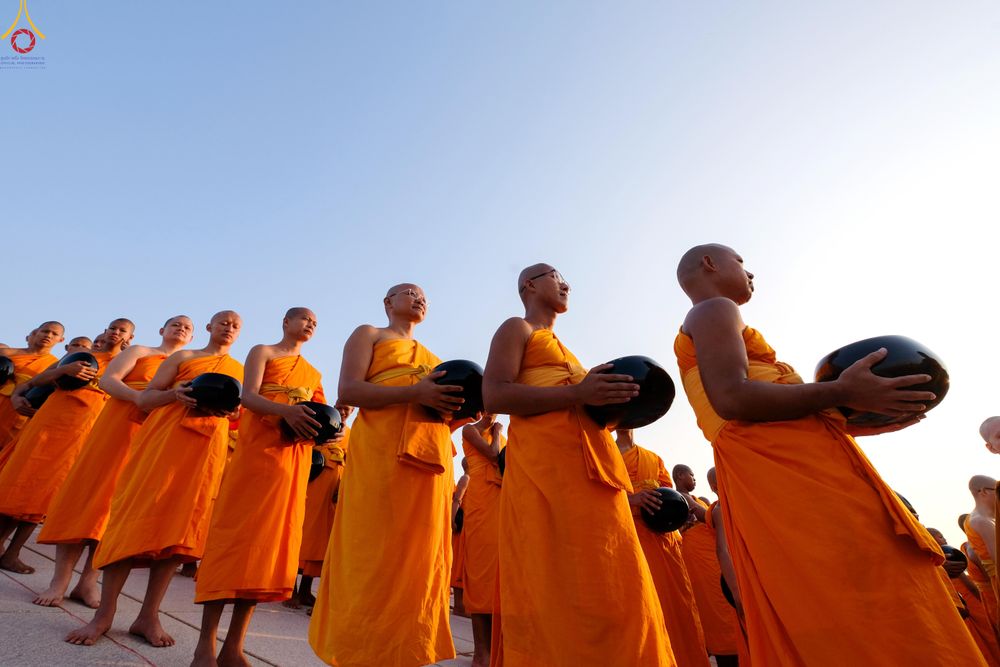 ภาพ No.279809:วันที่ 1 มกราคม พ.ศ.2569 พิธีตักบาตรในวันขึ้นปีใหม่ ณ ลานธรรม วัดพระธรรมกาย