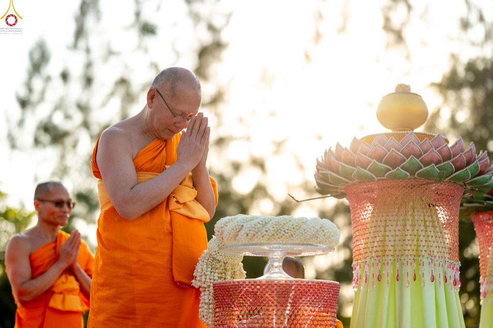 ภาพ No.292204:วันที่ 10 มกราคม พ.ศ. 2569 พิธีจุดประทีปถวายเป็นพุทธบูชา และบูชาธรรมมหาปูชนียาจารย์  ณ อนุสรณ์สถานคลองบางนางแท่น อ.สามพราน จ.นครปฐม ในโครงการธรรมยาตรา กตัญญูบูชา มหาปูชนียาจารย์ พระมงคลเทพมุนี(สด จนฺทสโร) พระผู้ปราบมาร อนุสรณ์สถาน 7 แห่ง ปีที่ 14