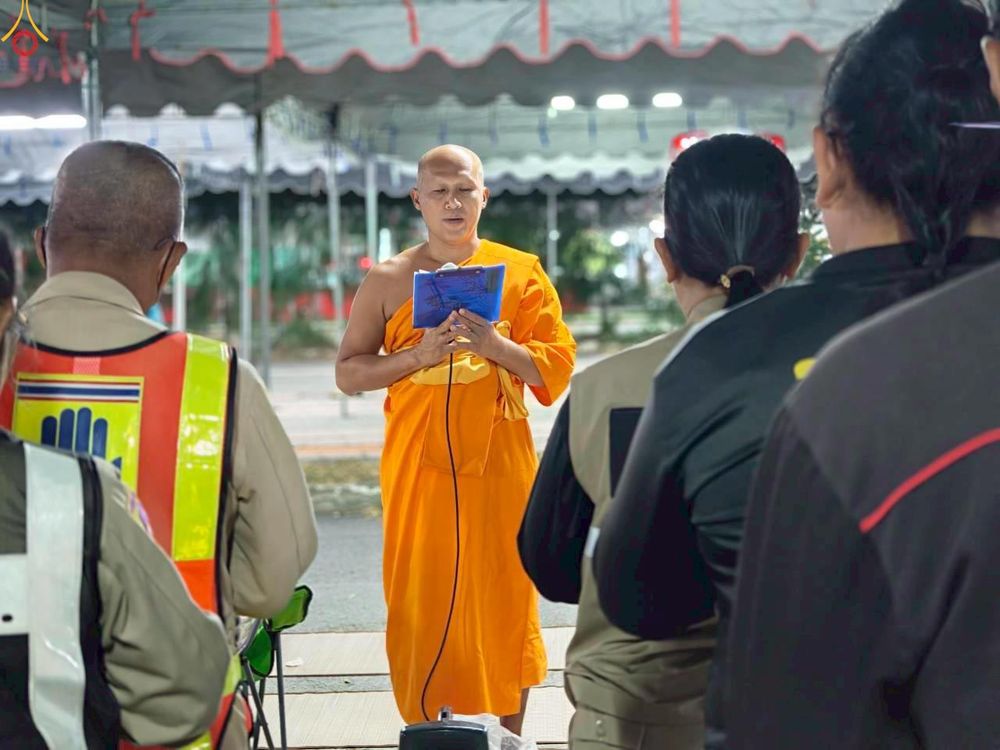 ภาพ No.300467:ภาพเบื้องหลังอาสาสมัครรวมใจ ชุดที่ 3 ในโครงการธรรมยาตรา กตัญญูบูชา มหาปูชนียาจารย์ พระมงคลเทพมุนี(สด จนฺทสโร) พระผู้ปราบมาร อนุสรณ์สถาน 7 แห่ง ปีที่ 14