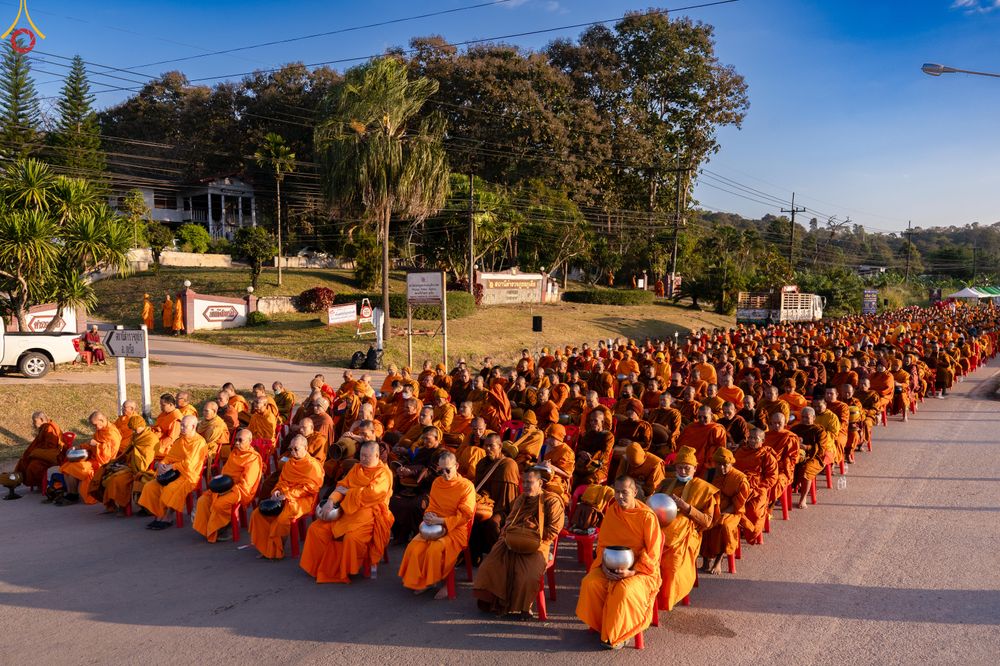 ภาพ No.281372:วันเสาร์ที่ 27 ธันวาคม พ.ศ.2568 พิธีตักบาตรพระ ๑,๐๐๐ รูป   เพื่อความเป็นสิริมงคลแก่ชีวิตและแผ่นดินไทย  มหากุศลครั้งยิ่งใหญ่แห่งปี ส่งท้ายปีเก่า ต้อนรับปีใหม่  ณ ถนนหน้าที่ว่าการอำเภอภูเรือ จังหวัดเลย