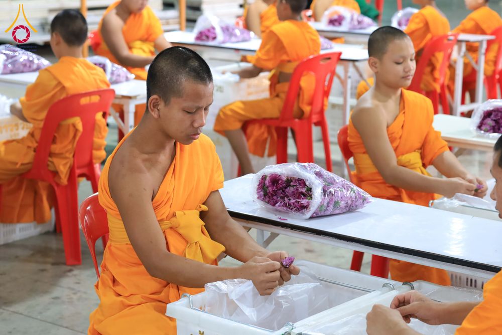 ภาพ No.303233:วันที่ 15-21 มกราคม พ.ศ.2569 ปลิดกลีบดอกเบญจทรัพย์ เพื่อโปรยต้อนรับพระธรรมยาตรา ในโครงการธรรมยาตรา กตัญญูบูชา มหาปูชนียาจารย์ พระมงคลเทพมุนี(สด จนฺทสโร) พระผู้ปราบมาร อนุสรณ์สถาน 7 แห่ง ปีที่ 14 ณ วิหารคด วัดพระธรรมกาย