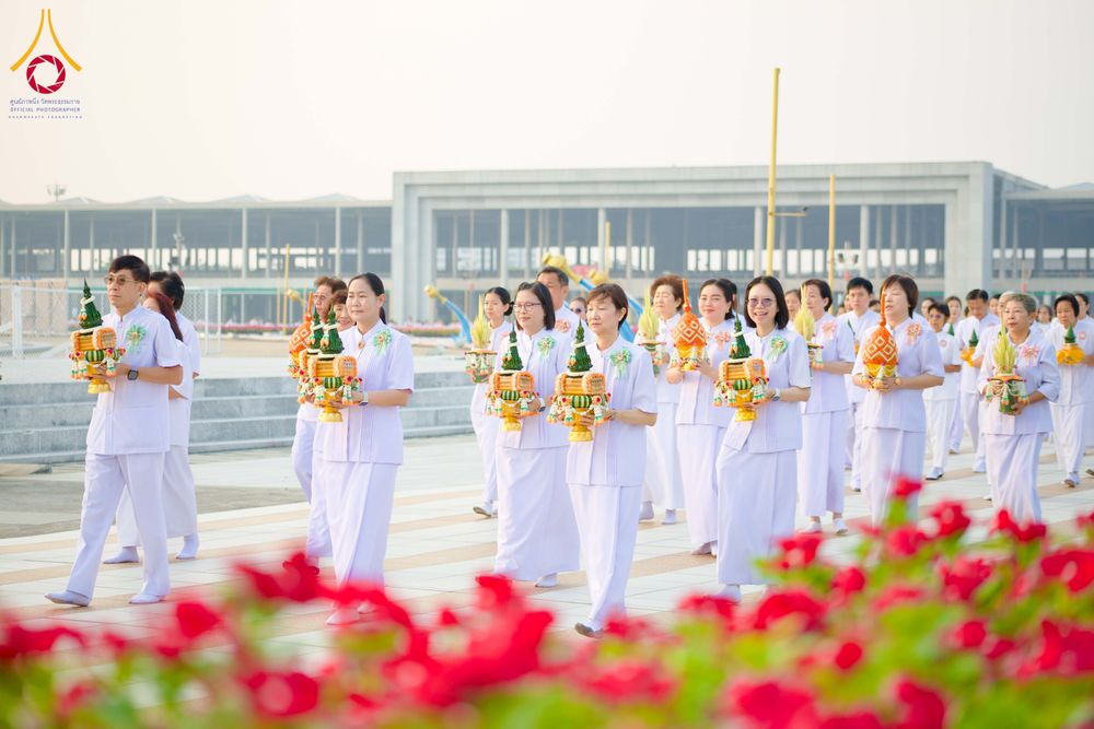 ภาพ No.319363:วันเสาร์ที่ 4 เมษายน พ.ศ.2569 พิธีขอขมา มอบผ้าไตร และถวายบาตรแด่นาคธรรมทายาท ในโครงการบรรพชาสามเณรฟื้นฟูพระพุทธศาสนาทั่วไทย โครงการหน่อแก้วเปรียญธรรม รุ่นที่ 14 โครงการสามเณรยุวธรรมทายาท รุ่นที่ 34 โครงการสามเณรมัชฌิมธรรมทายาท รุ่นที่ 30 ณ สภาธรรมกายสากล