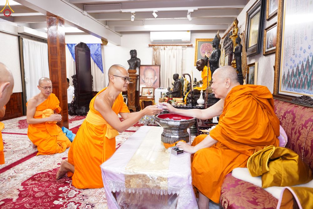 ภาพ No.286251:วันที่ 12 กรกฎาคม พศ.2568 (แรม 2 ค่ำ เดือน 8) พระภิกษุวัดพระธรรมกาย ทำวัตรพระผู้ใหญ่ เนื่องในวันเข้าพรรษา