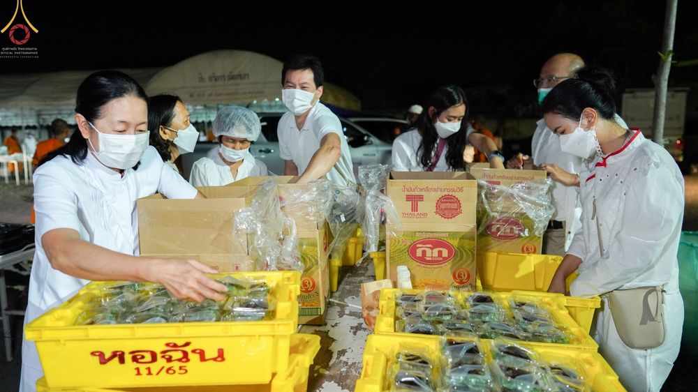 ภาพ No.72895:พิธีถวายภัตตาหารเป็นสังฆทาน แด่คณะพระธรรมยาตราฯ ในโครงการธรรมยาตรากตัญญูบูชา มหาปูชนียาจารย์ พระมงคลเทพมุนี(สด จนฺทสโร) พระผู้ปราบมาร อนุสรณ์สถาน 7 แห่ง ปีที่ 11 วันที่ 20 มกราคม พ.ศ. 2566