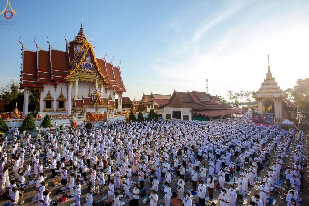 ภาพ No.73376:พิธีจุดประทีปถวายเป็นพุทธบูชา และบูชาธรรมมหาปูชนียาจารย์ ในโครงการธรรมยาตรากตัญญูบูชา มหาปูชนียาจารย์ พระมงคลเทพมุนี(สด จนฺทสโร) พระผู้ปราบมาร ปีที่ 11 ณ อนุสรณ์สถานลำดับที่ 4 สถานที่เกิดด้วยกายธรรม วัดโบสถ์ (บน) บางคูเวียง อ.บางกรวย จ.นนทบุรี วันที่ 21 