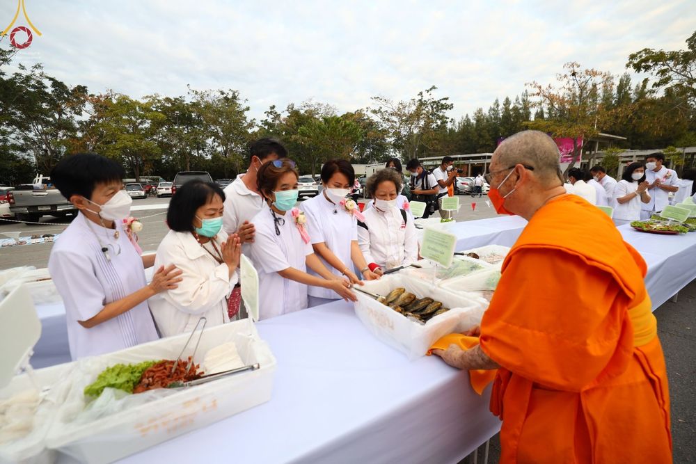 ภาพ No.69231:พิธีถวายภัตตาหารเป็นสังฆทาน แด่คณะพระธรรมยาตราฯ ในโครงการธรรมยาตราฯ ปีที่ 11 ณ อนุสรณ์สถานมหาวิหารพระมงคลเทพมุนี อ.สองพี่น้อง จ.สุพรรณบุรี วันที่ 4 และ 5 มกราคม พ.ศ. 2566