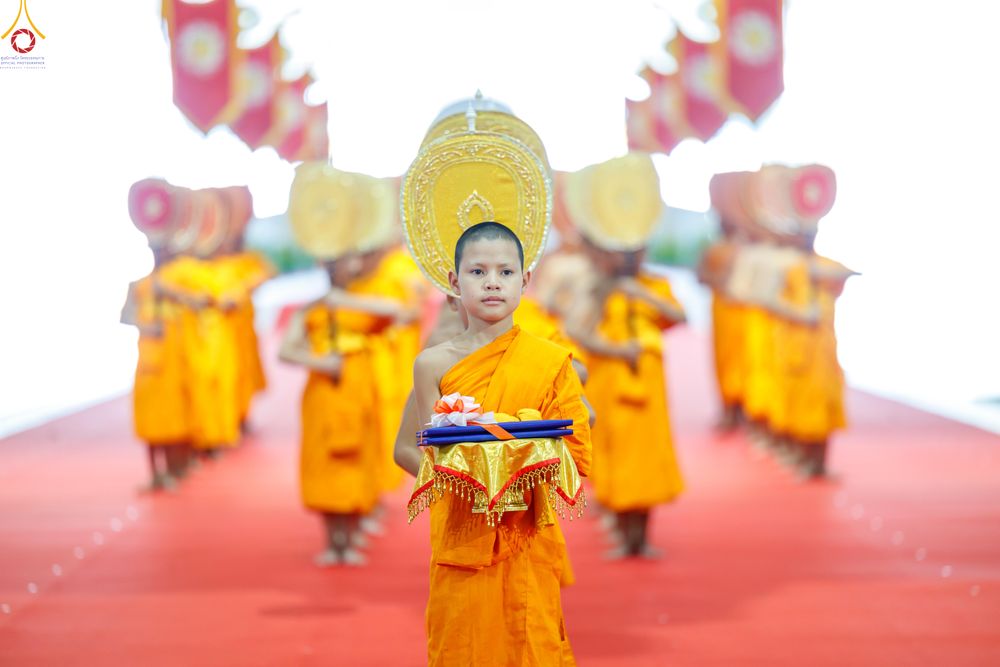 ภาพ No.338932:วันอาทิตย์ที่ 12 กรกฎาคม พ.ศ.2569 พิธีมุทิตาผู้สอบได้เปรียญธรรม ประโยค 1-2 ถึง ป.ธ.9 และ บ.ศ.1-2 ถึง บ.ศ.6 สำนักศาสนศึกษาวัดพระธรรมกาย ประจำปี 2569, พิธีมอบตราตั้งแต่งตั้งอาจารย์ใหญ่ สำนักศาสนศึกษาวัดพระธรรมกาย
