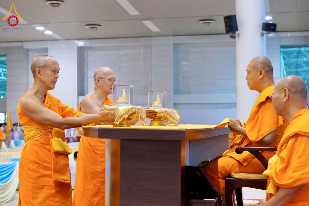 ภาพ No.337973:วันอาทิตย์ต้นเดือน 5 กรกฎาคม พ.ศ.2569 สัมมนาพิเศษ พิธีมอบพระของขวัญ ณ ห้องแก้วสารพัด1 วัดพระธรรมกาย