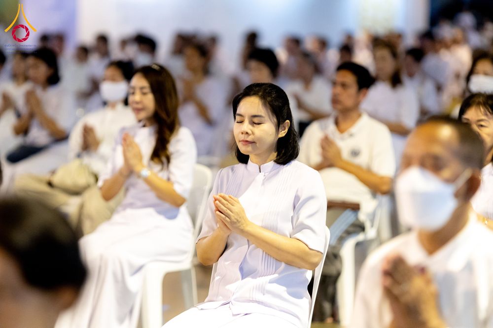 ภาพ No.286733:วันอาสาฬหบูชา วันพฤหัสบดีที่ 10 กรกฏาคม พ.ศ.2568  พิธีเวียนประทักษิณรอบพระมหาธรรมกายเจดีย์ , พิธีฉลองชัยสวดมนต์บทธัมมจักกัปปวัตตนสูตร ครบ 7,520,000,000 จบ ณ มหารัตนวิหารคด วัดพระธรรมกาย