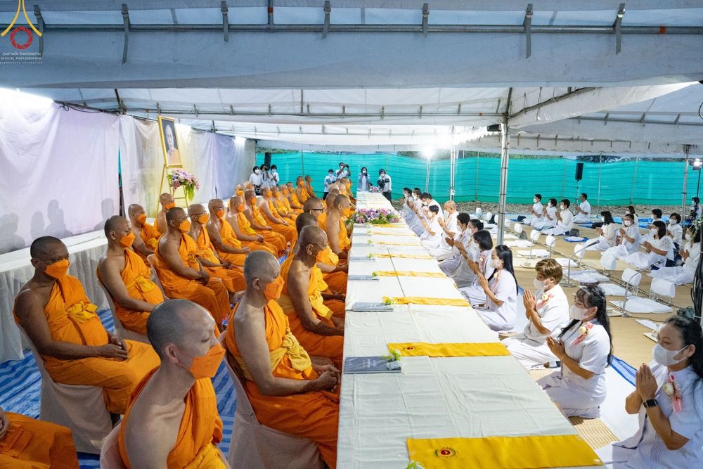 ภาพ No.69980:พิธีถวายภัตตาหารเป็นสังฆทาน แด่คณะพระธรรมยาตราฯ ในโครงการธรรมยาตราฯ ปีที่ 11 ณ อนุสรณ์สถานมหาวิหารพระมงคลเทพมุนี อ.สองพี่น้อง จ.สุพรรณบุรี วันที่ 10 มกราคม พ.ศ. 2566