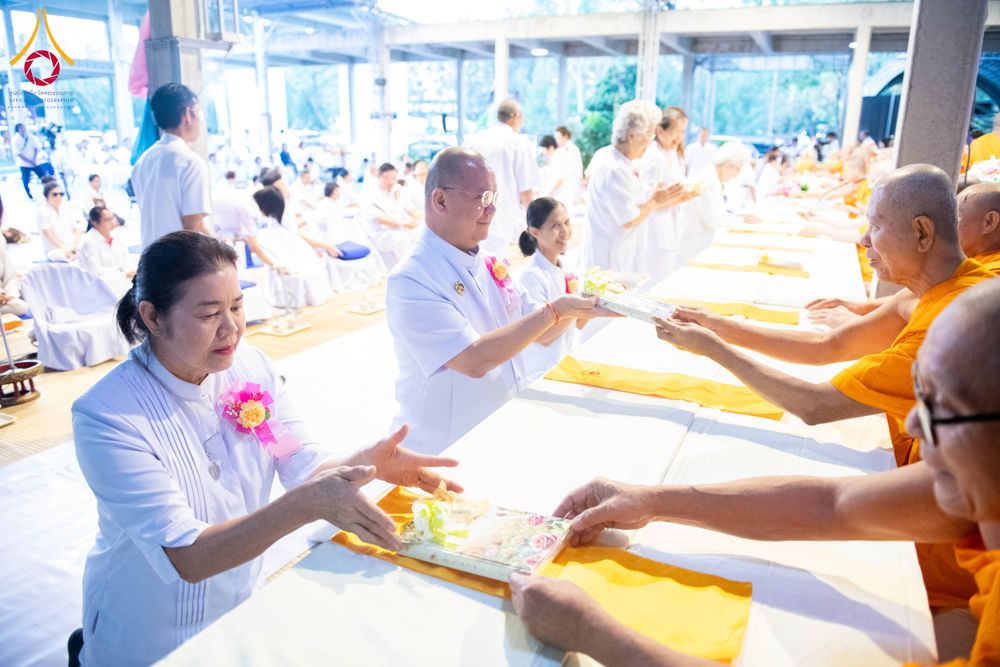 ภาพ No.288079:วันที่ 4 มกราคม พ.ศ. 2569 พิธีถวายภัตตาหารเป็นสังฆทาน แด่พระธรรมยาตรา ในโครงการธรรมยาตรา กตัญญูบูชา มหาปูชนียาจารย์ พระมงคลเทพมุนี(สด จนฺทสโร) พระผู้ปราบมาร อนุสรณ์สถาน 7 แห่ง ปีที่ 14 ณ อนุสรณ์สถานมหาวิหารพระมงคลเทพมุนี (โลตัสแลนด์) อ.สองพี่น้อง จ.สุพรร