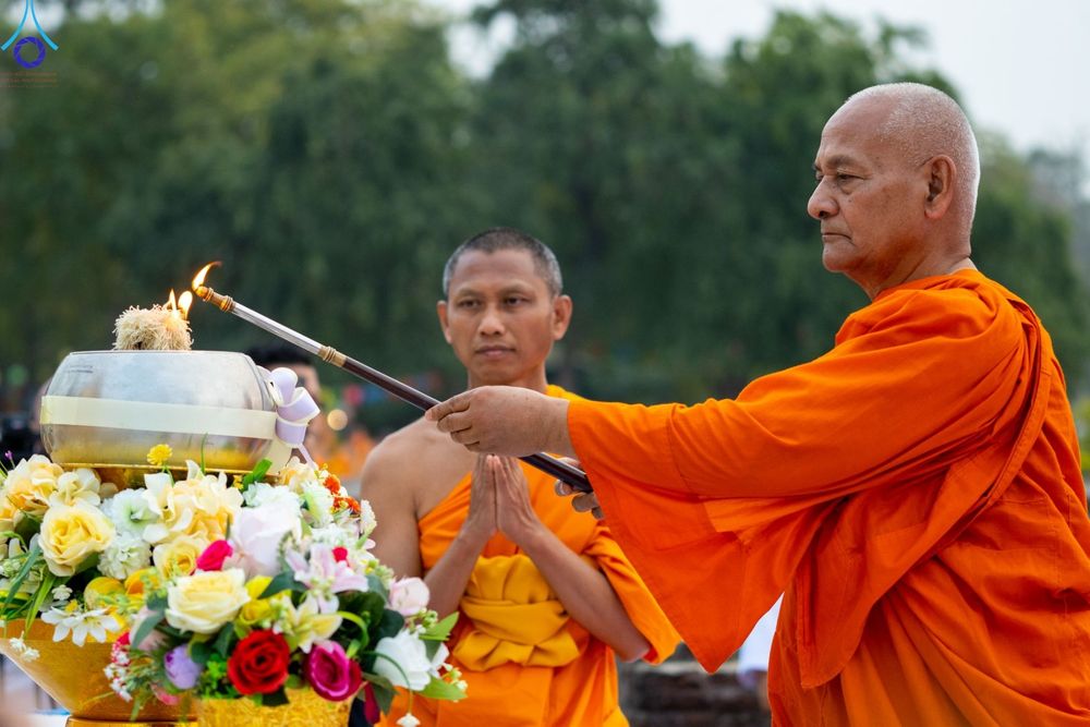 ภาพ No.78181:พิธีจุดประทีปและเวียนประทักษิณถวายเป็นพุทธบูชา ในโครงการบรรพชาสามเณรหมู่ ณ ลุมพินีวัน ประเทศเนปาล  วันที่ 16 มีนาคม พ.ศ. 2566
